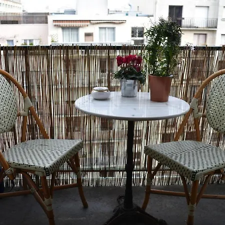 1 Bedroom With Balcony View *